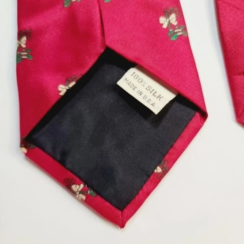 Vintage Saks Fifth Avenue Silk Red Novelty Christmas Print Neck Tie